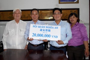 義安會館理事長陳裕(左一)、副理事長鄭學才(左二)把贈款交給本報。