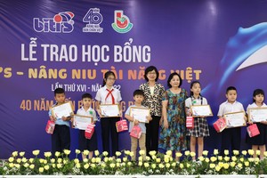 平仙公司副董事長賴謙（右五）發助學金給學生。