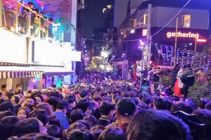 人潮水洩不通。