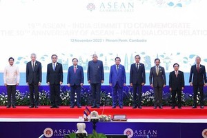 東盟各國代表團團長和印度副總統丹卡爾合照。