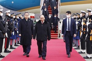 國家主席阮春福與代表團抵達韓國首都首爾軍用機場。