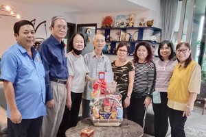 代表團向老鄉親陳健智（左四）拜早年。