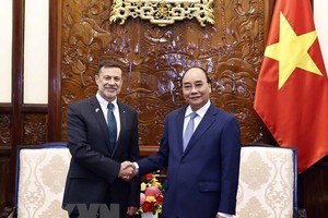 国家主席阮春福（右）与澳大利亚驻越南大使安德鲁·戈莱辛斯基。