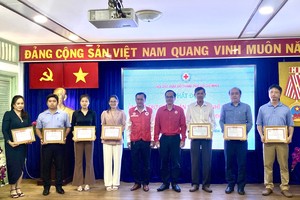 各捐助单位获市红十字会颁发感谢状。