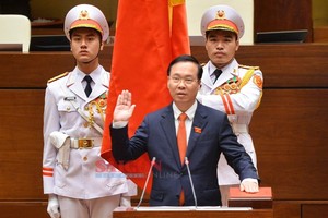 国家主席武文赏宣誓就职。