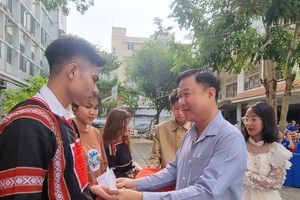 第五郡越南祖国阵线委员会主席黎晋才向贫困民族大学生颁发助学金。