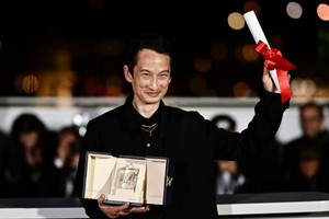 导演陈英雄凭借《多丹·布法内的欲望》获得了最佳导演奖。图自AFP/越通社