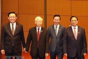 党、国家领导人出席会议闭幕仪式。