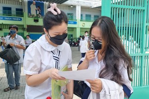 考生讨论试题。