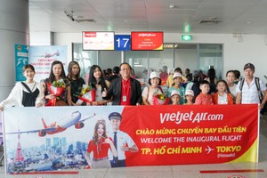 从胡志明市飞往东京市（羽田机场）航班的第一批乘客获得热烈欢迎。