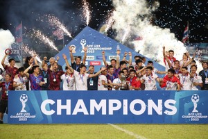 越南球队庆祝夺冠。(图源:福胜 )