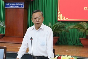 守德市市委书记阮友协在会上发言。