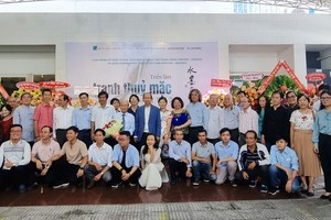 多位华人画家与单位领导和代表合影。