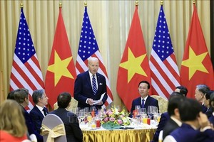 美国总统拜登在招待会致辞。图自越通社