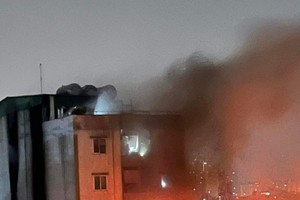 一所小型公寓发生大火。