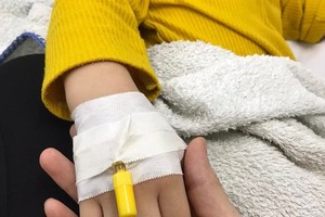 许多孩子吃了中秋晚会的泡芙后出现食物中毒症状。