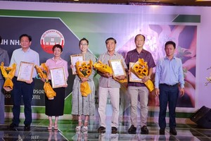 第五郡人委会主席张明乔奖励郡商会执委会。