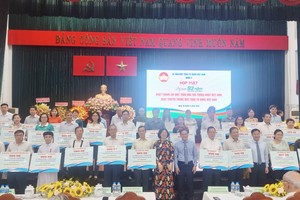 发挥全民族大团结精神