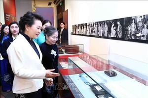 越共中央总书记阮富仲夫人吴氏敏和中共中央总书记习近平夫人彭丽媛教授共同参观越南妇女博物馆。图自越通社