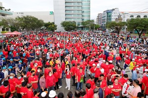 每年的慈善徒步活动都吸引众多热心人士的参与。