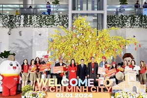 胡志明市迎来2024年首个入境外国游客团