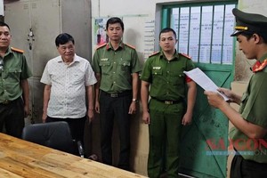 公安对阮功契宣读起诉拘捕令。