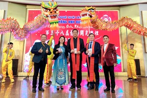 越南龙狮协会主席范光龙、中国驻本市总领事魏华祥为金龙点睛开光。