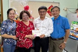 市委民运处领导探访华人干部