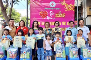 第六郡红十字会和各热心人士向华人学生赠送礼物。