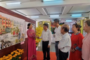 第五郡领导与华人画家交流欣赏画作。