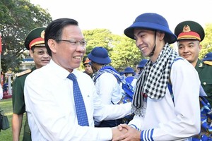 市人委会主席潘文迈勉励青年。