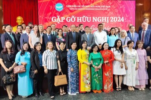 各友好组织联合会与外国代表机构会晤