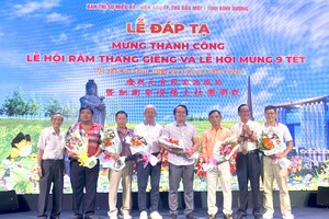 土龙木天后宫向各圣灯得主赠送感谢礼物。