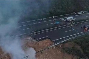 广东梅大高速路面塌陷致24人死亡