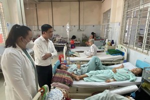 隆庆市领导探望食物中毒患者。