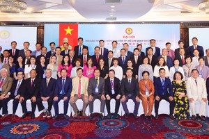 市华文教育辅助会新一屆理事会与代表合影。