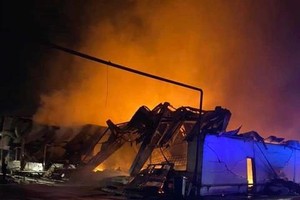 大火后厂房倒塌。