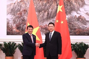 越南共产党中央政治局委员、中央公安党委书记、公安部部长梁三光上将与中国国务委员、公安部部长王小洪。图自越通社