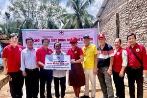 华企陈弟和黎氏友杏夫妇赞助捐建2间红十字会屋。