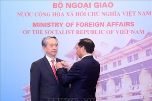 外交部长裴青山向中国驻越南特命全权大使熊波颁授越南国家友谊勋章。