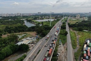 童文贡街的车辆须减速缓行。