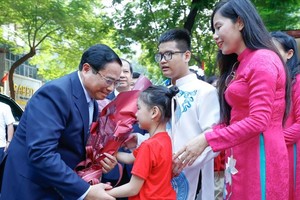 政府总理范明政出席河内阮廷炤初中学校开学典礼。