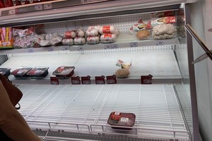 今天早上，河内多家超市货架上的食品已所剩无几。