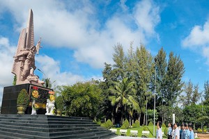 市人委会代表团在平政县上香缅怀各位英雄烈士