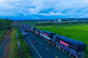 运载救济品的车辆来到河内市。