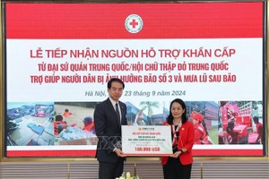 中国驻越南大使馆提供10万美元援助受3号台风影响民众。图自越通社
