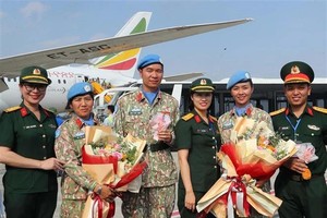 越南维和局领导、国防部各机关代表出席欢迎仪式。图自越通社