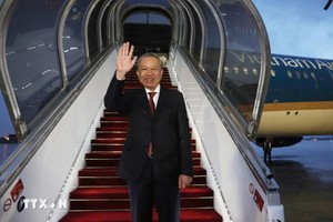 越南共产党中央总书记、国家主席苏林离开首都巴黎奥利机场。（图：越通社）