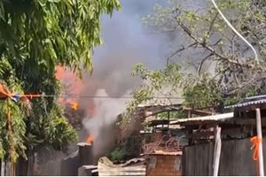 滚滚浓烟火从木制厂冒出。