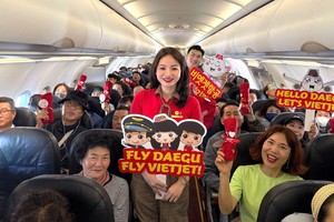 越捷航空乘务员与乘客喜迎新航线开通。